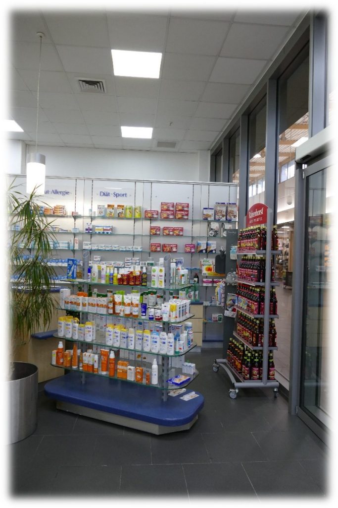 Regale mit Produkten für Diät, Sport und Allergien